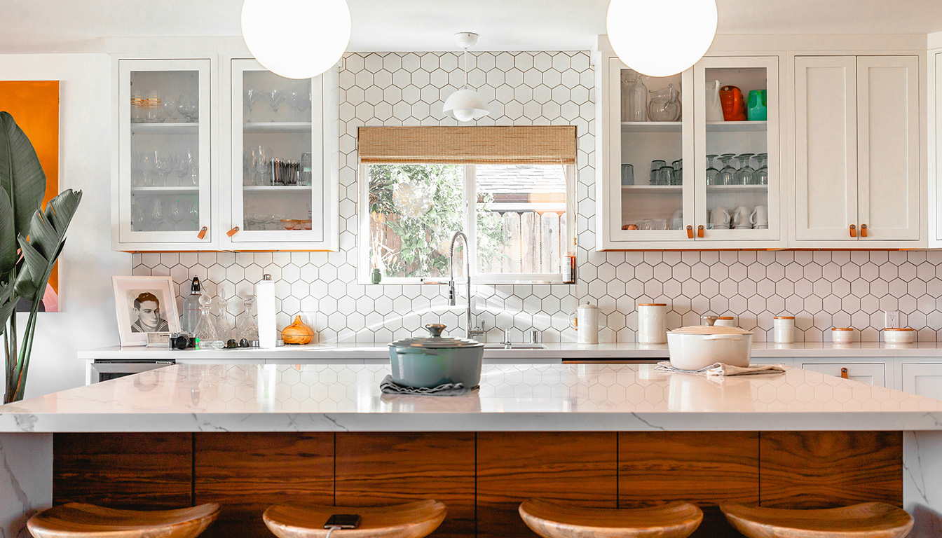 apprenez à organiser une cuisine fonctionnelle grâce à nos conseils sur les zones, les rangements efficaces et des astuces pratiques pour optimiser votre espace.