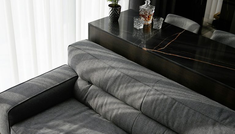 Quelle déco choisir pour aller — salon avec canapé gris anthracite décor