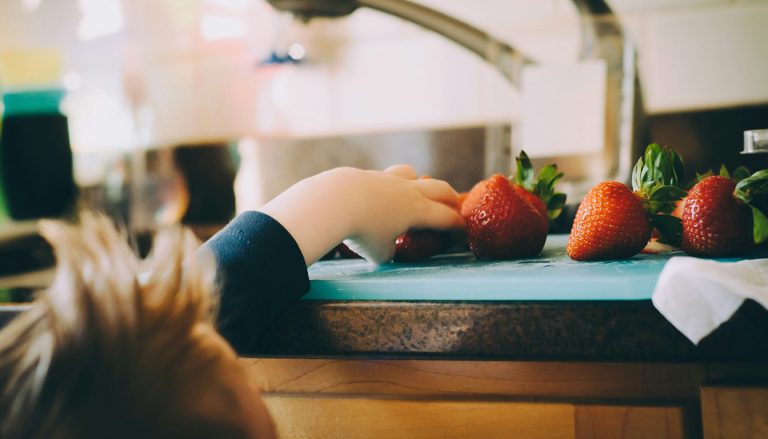 Idée repas enfant 2 ans — jeune enfant mangeant un repas sain