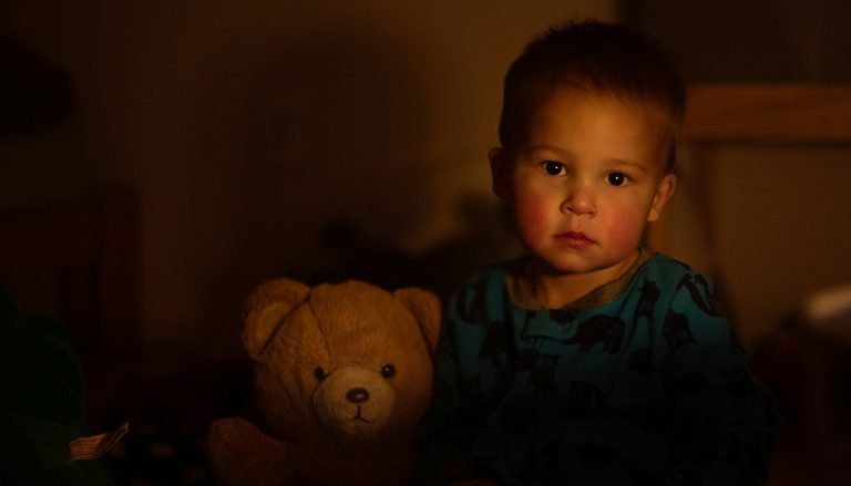 Tarif nuit baby-sitting non déclaré — baby-sitter de nuit s'occupant d'un enfant