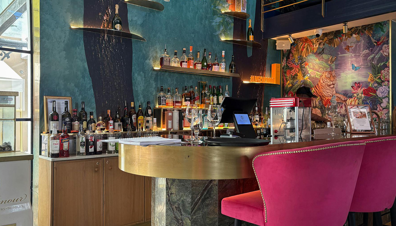 découvrez notre sélection de bars insolites à paris, parfaits pour savourer cocktails, bières et vins originaux dans des lieux uniques et pleins de charme.