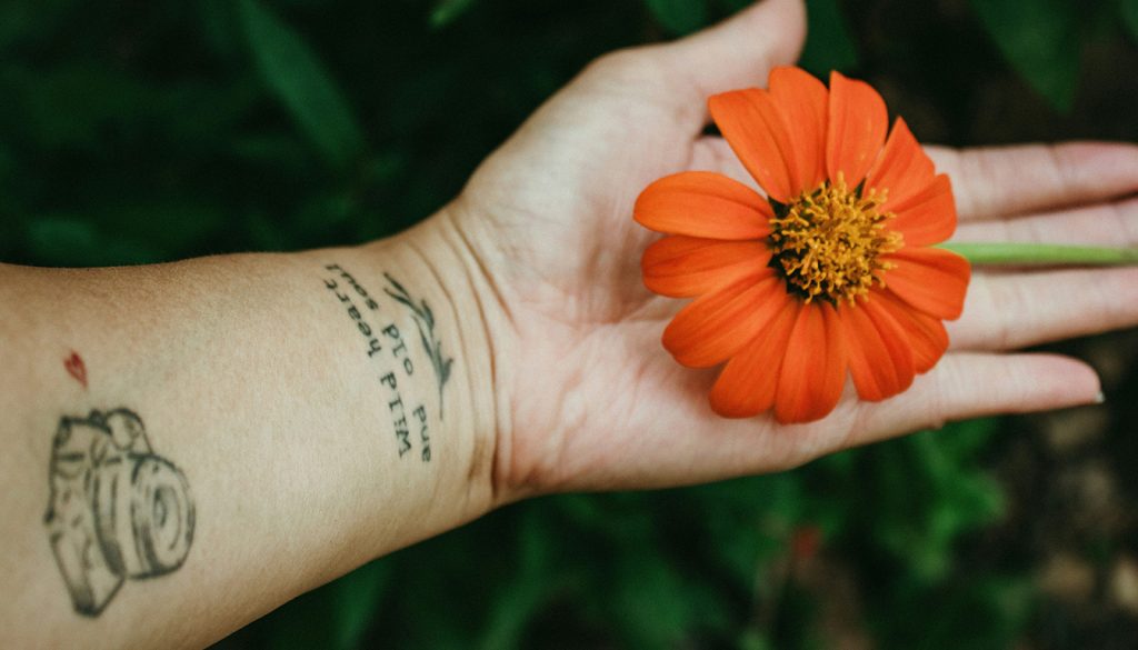Phrase tatouage maman décédée idées — tatouage hommage maman fleurs