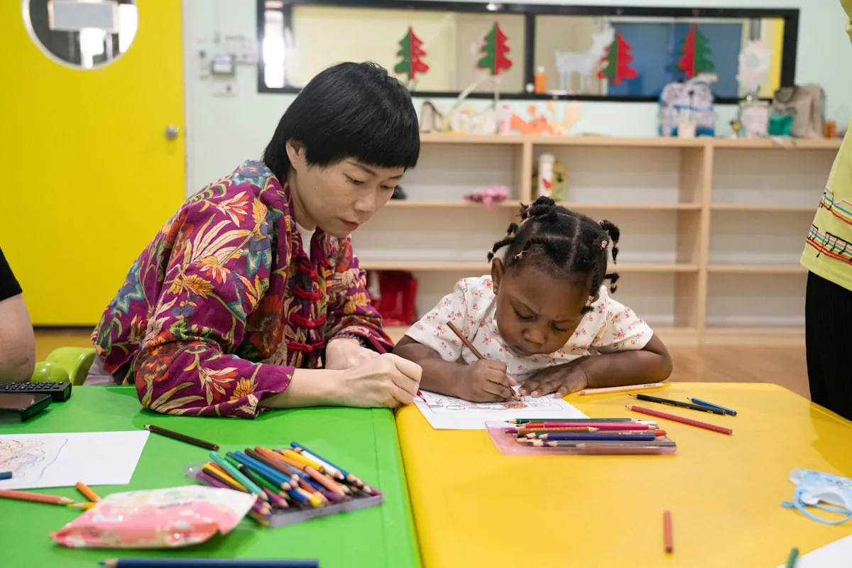 Parent et enfant qui dessinent ensemble à table
