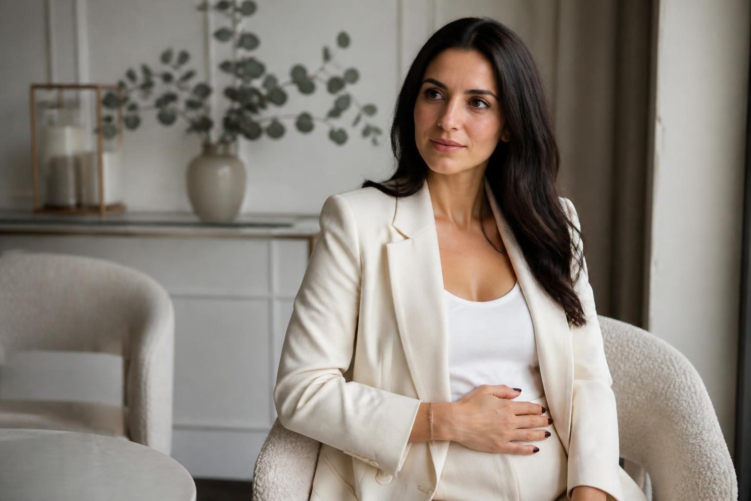 Sarah Knafo est-elle enceinte ? Le point sur les rumeurs