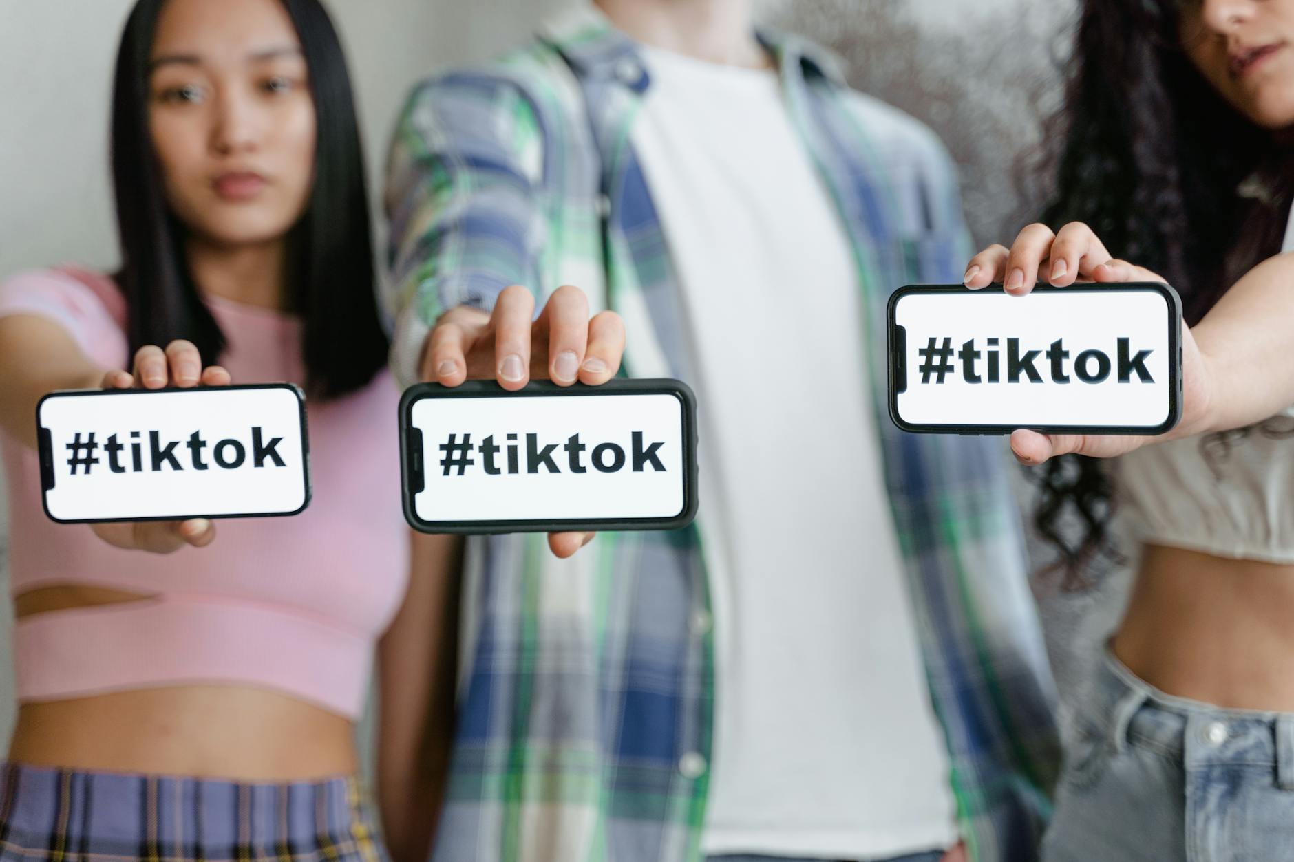 Ados sur TikTok, parents qui déblok : histoire, auteurs et esprit du spectacle — ados utilisant TikTok sur smartphone