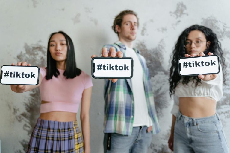 Ados sur TikTok, parents qui — ados utilisant TikTok sur smartphone