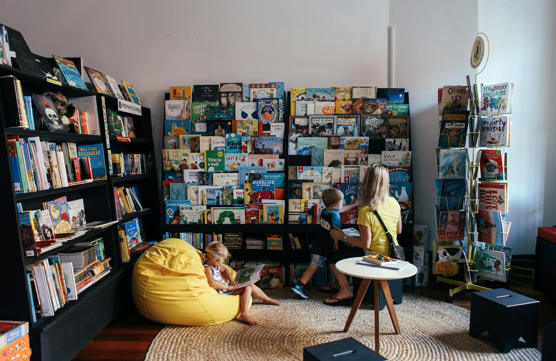 Bouquinerie du Sart avis et ambiance pour une sortie lecture en famille — coin lecture dans une bouquinerie