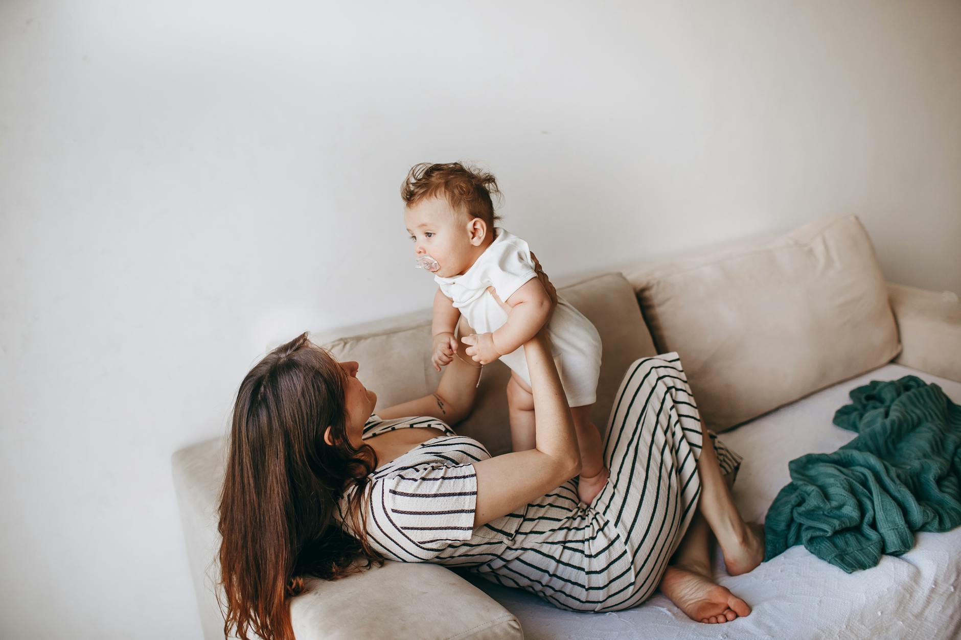 Idées de cadeaux bien-être pour une jeune maman épuisée qui a besoin de souffler — jeune maman détendue avec bébé