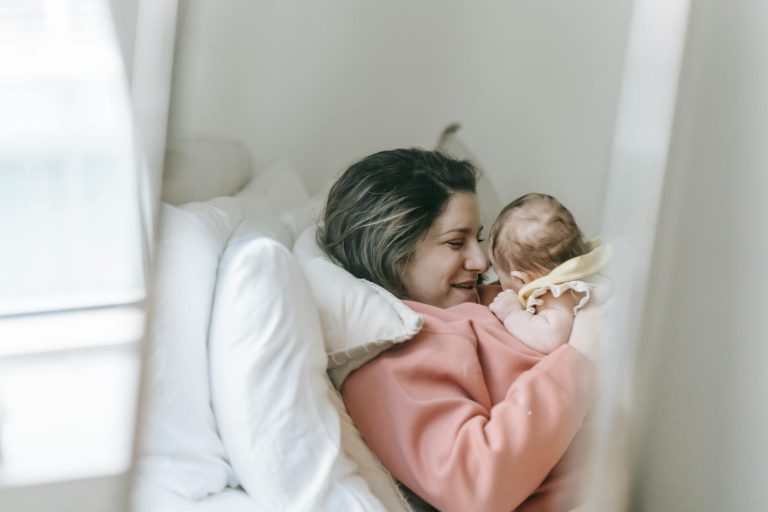 Cadeau pour jeune maman fatiguée — jeune maman détendue avec bébé