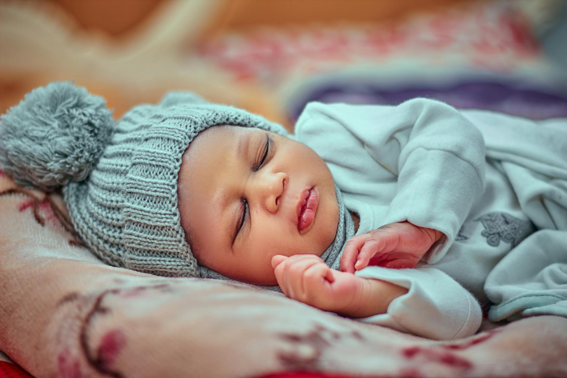 Combien de temps dure la nuit de Java chez le nouveau-né, concrètement — bébé nouveau-né dormant paisiblement