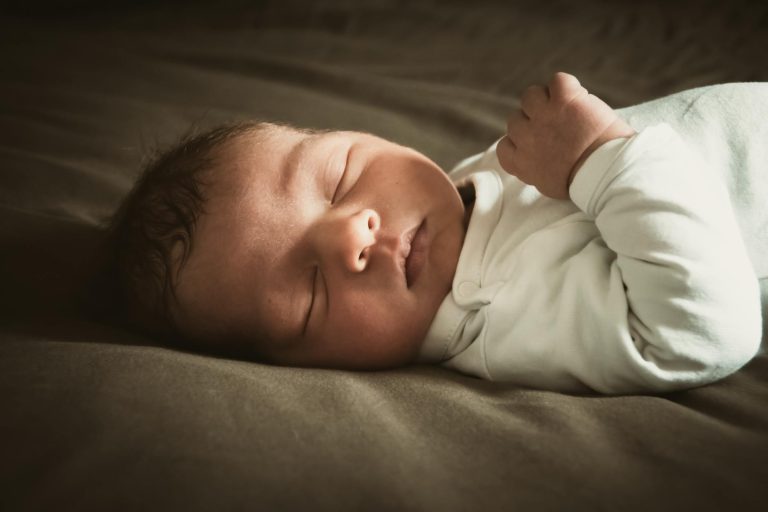 Combien de temps dure la — bébé nouveau-né dormant paisiblement