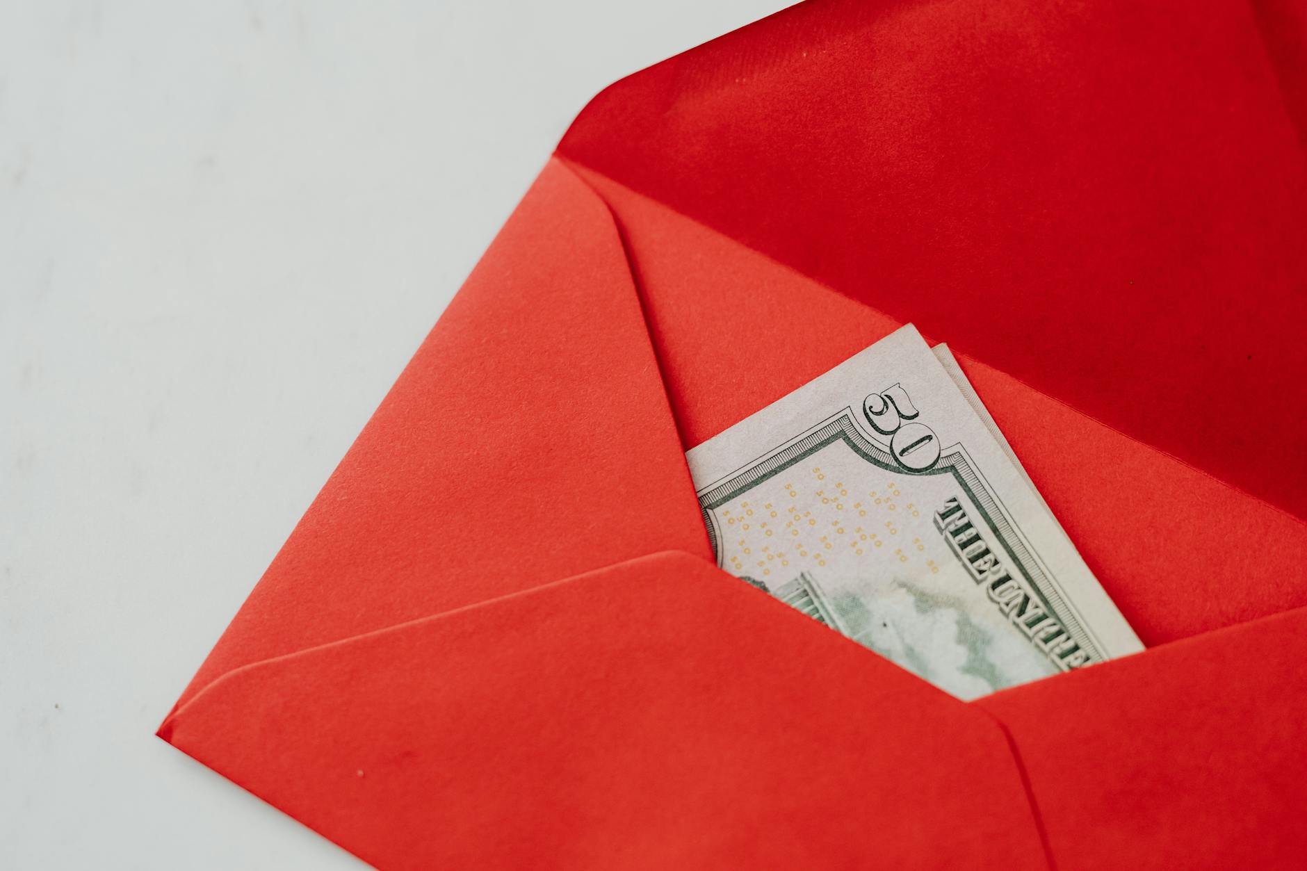 Combien donner à un mariage selon votre lien avec les mariés — enveloppe cadeau mariage