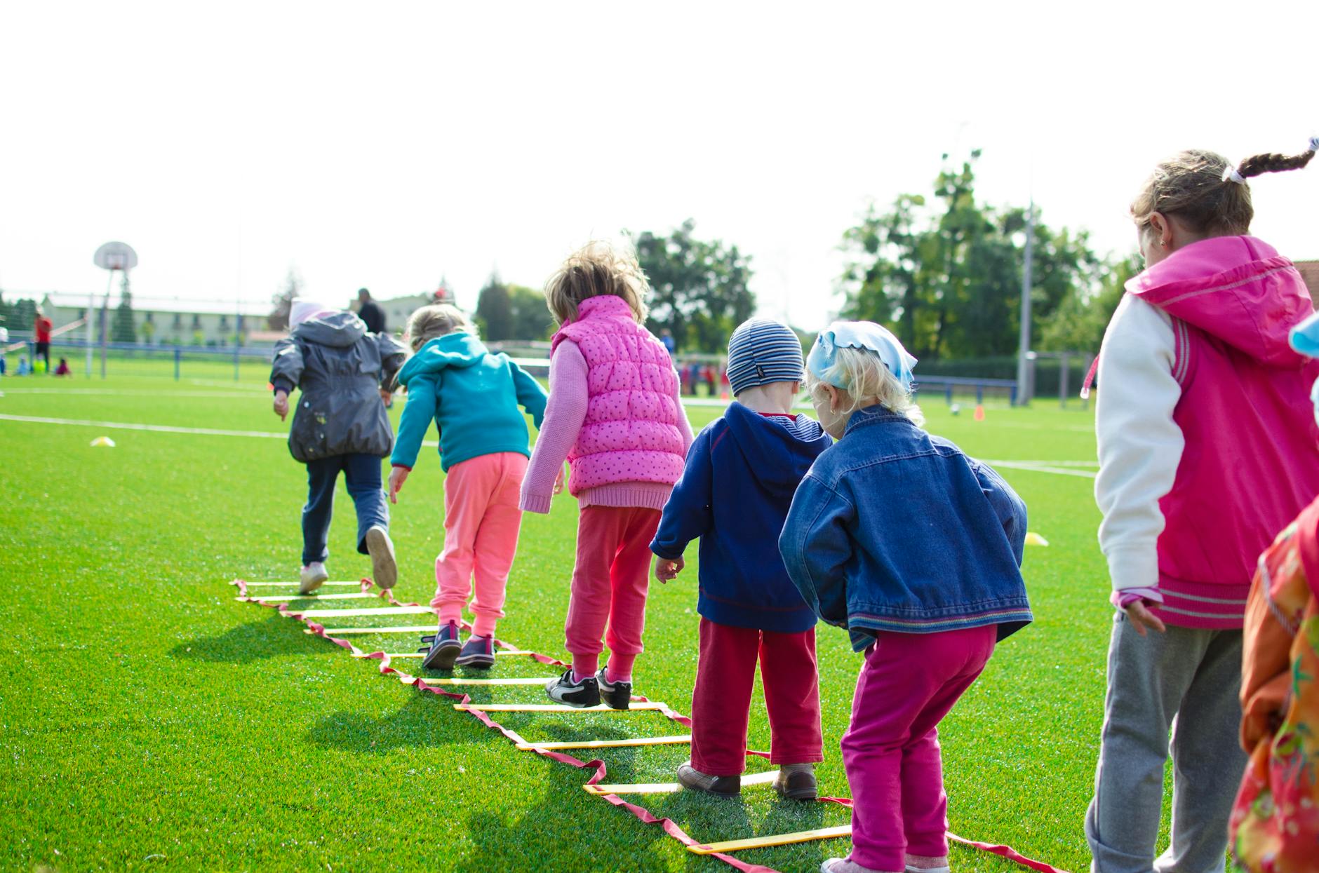 Occuper les enfants pendant les vacances scolaires à la maison sans s’épuiser — enfants jouant à des jeux en plein air