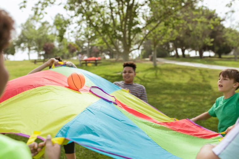 Comment occuper les enfants pendant — enfants jouant à des jeux en plein air