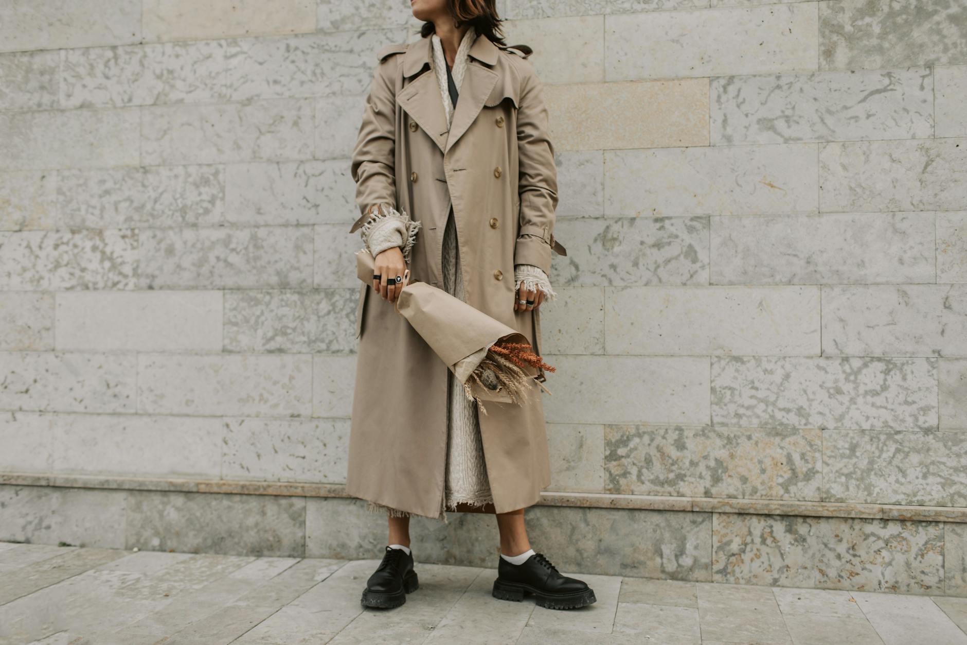 Comment choisir un trench femme qui colle à ta vraie vie — femme portant un trench style urbain