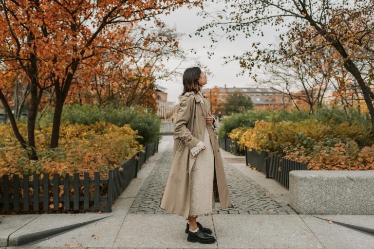 Comment porter un trench femme — femme portant un trench style urbain