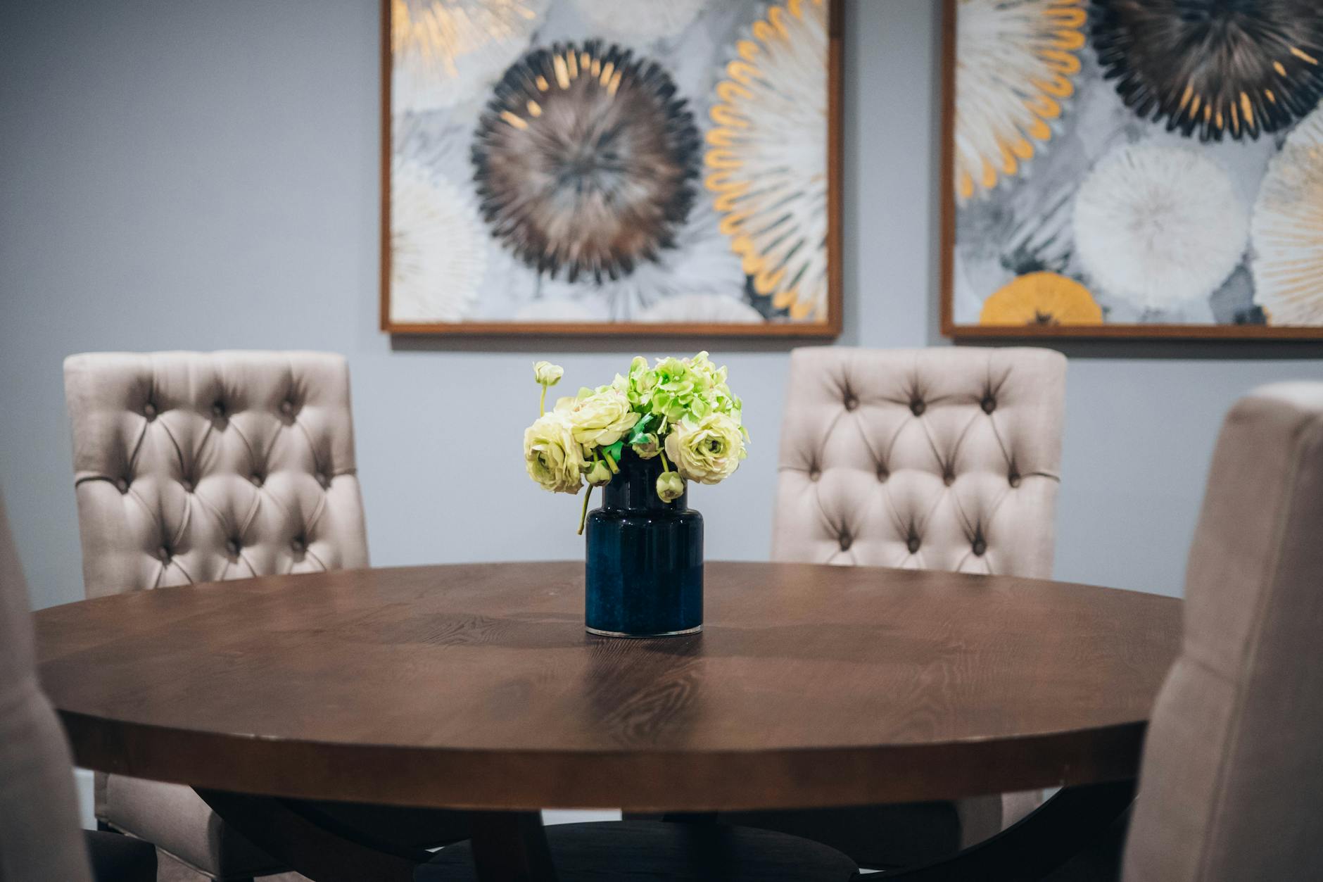 Relooker une table ronde en bois : bien évaluer l’état avant de toucher au papier de verre — processus de relooking table ronde en bois