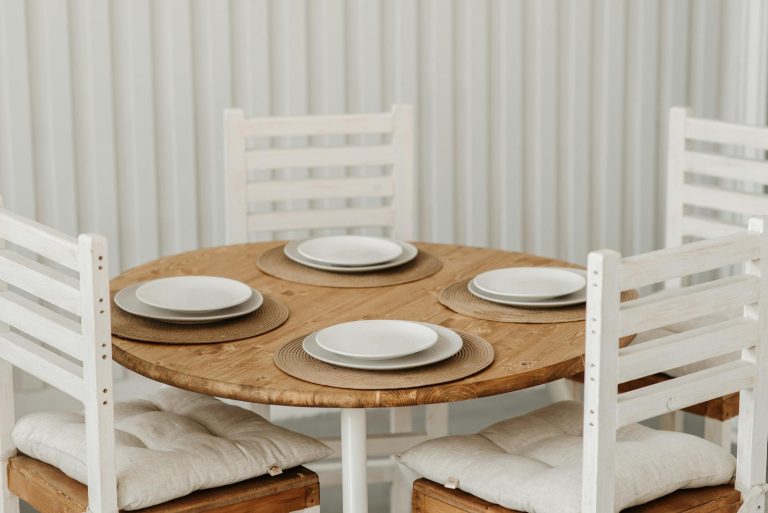 Comment relooker une table ronde — processus de relooking table ronde en bois
