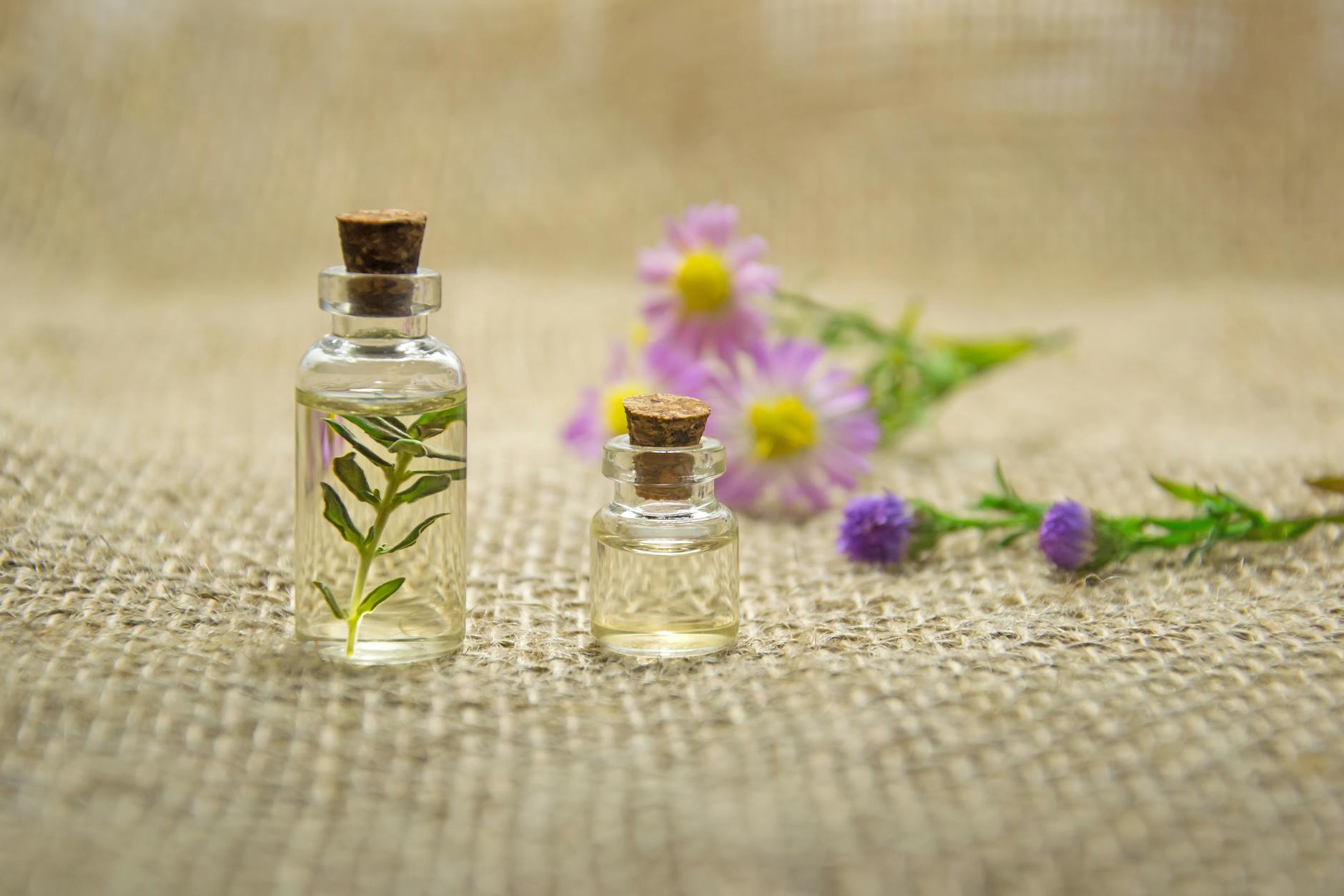 Huile essentielle de néroli : origine, parfum et bienfaits au quotidien — bouteille d'huile essentielle de néroli fleurs
