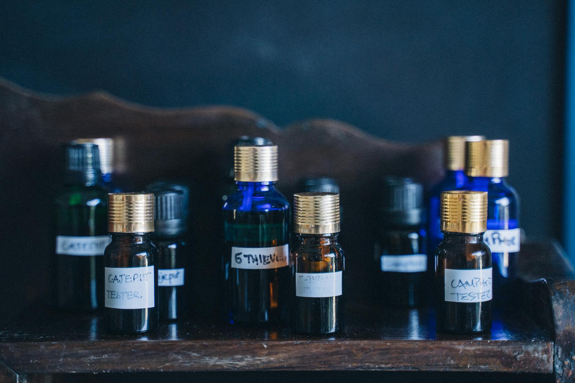 Huiles essentielles et péremption : ce qui se passe vraiment dans le flacon — bouteilles d'huiles essentielles sur table en bois