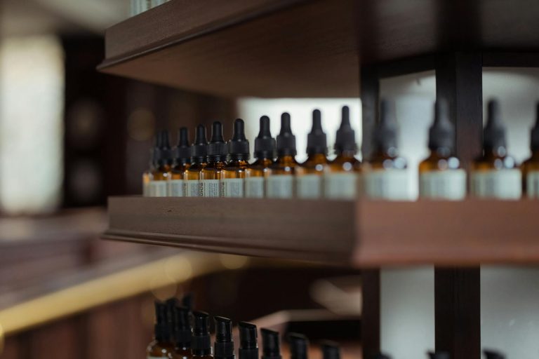 Est-ce que les huiles essentielles — bouteilles d'huiles essentielles sur table en bois