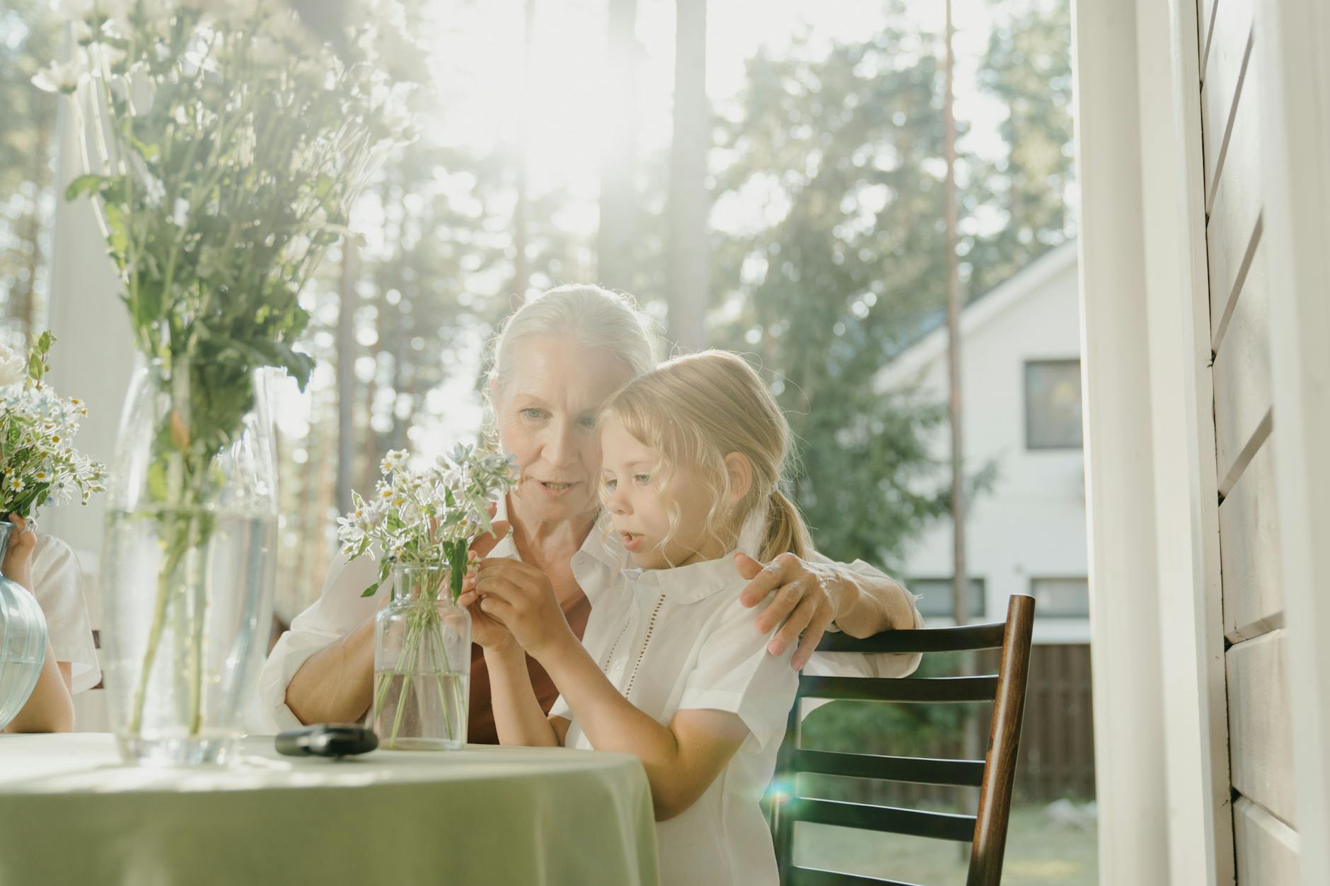Fête des grands-mères 2025 : la date exacte et comment ne plus l’oublier — grand-mère avec fleurs célébration familiale
