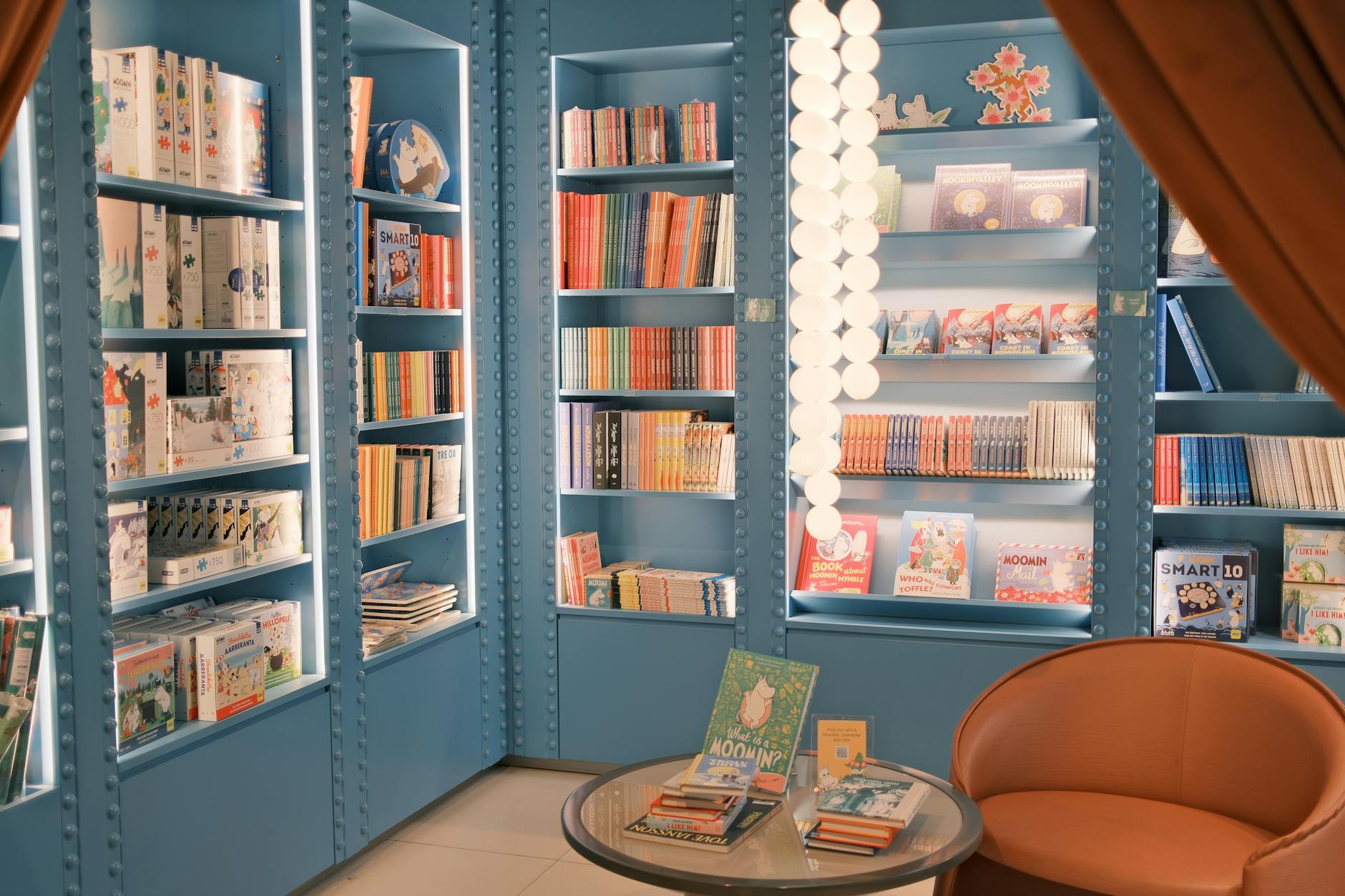 Furet du Nord près de chez toi : comment trouver la bonne librairie — intérieur de librairie coin lecture confortable