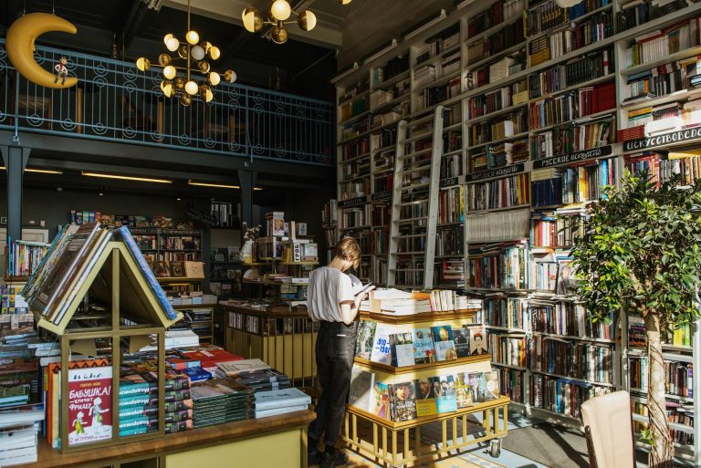 Furet du Nord adresses, horaires — intérieur de librairie coin lecture confortable