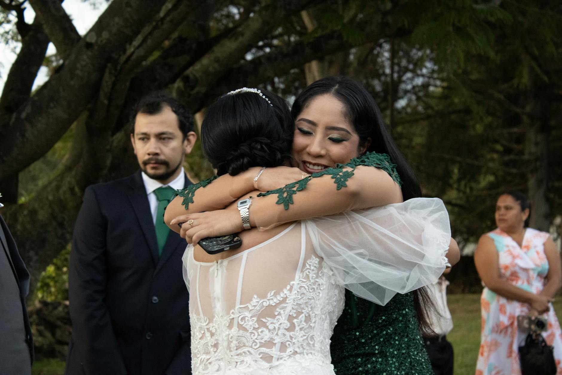 Pourquoi les photos des invités sont le cœur caché d’un mariage — moments candides invités mariage