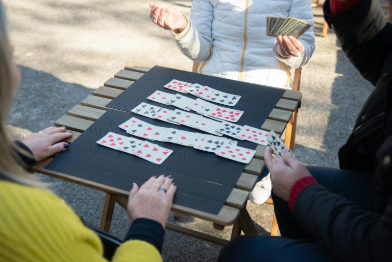 Jeusol jouer au solitaire gratuit — personne jouant au solitaire