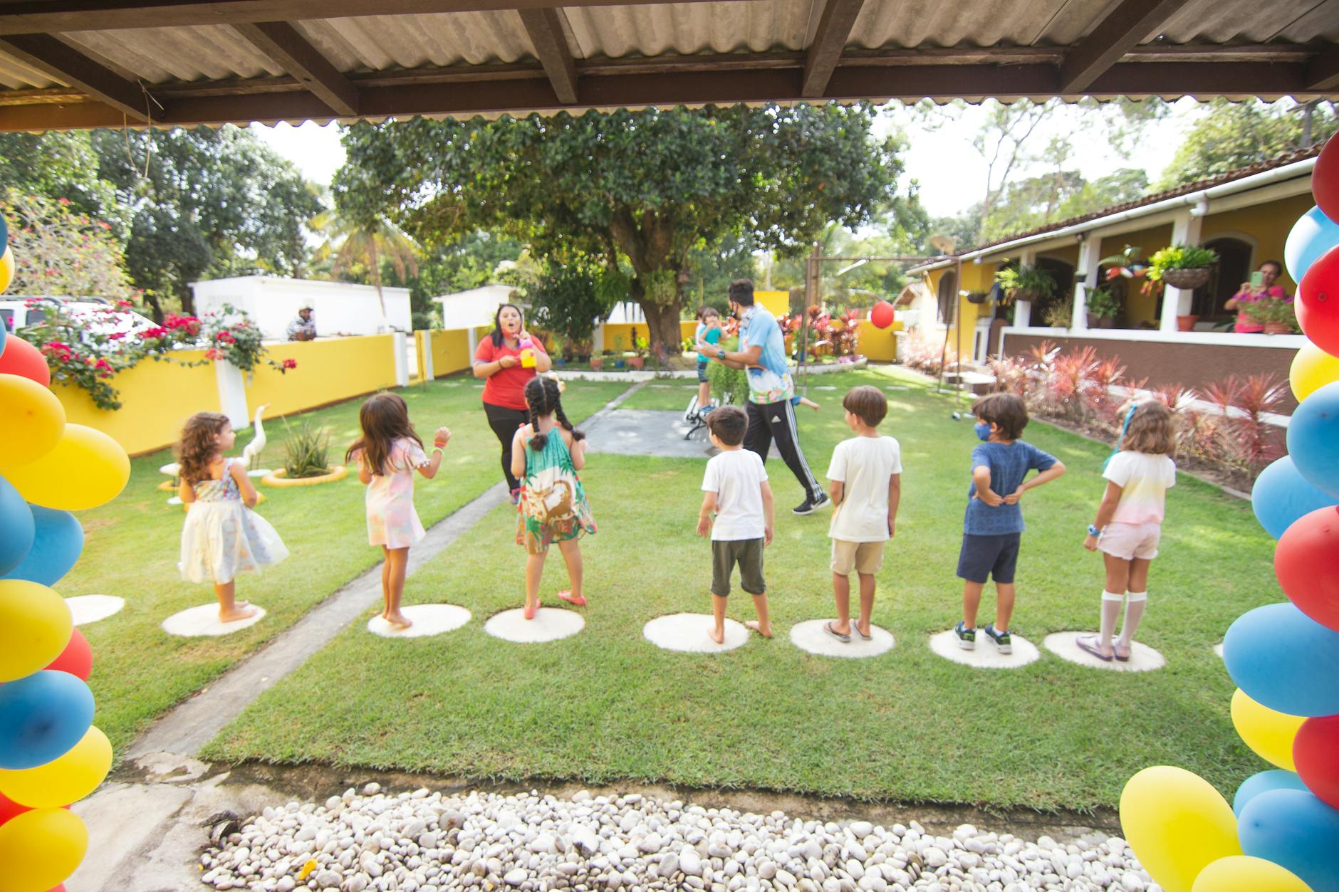 Jeux musicaux en maternelle et développement global des enfants — enfants jouant à des jeux musicaux dehors