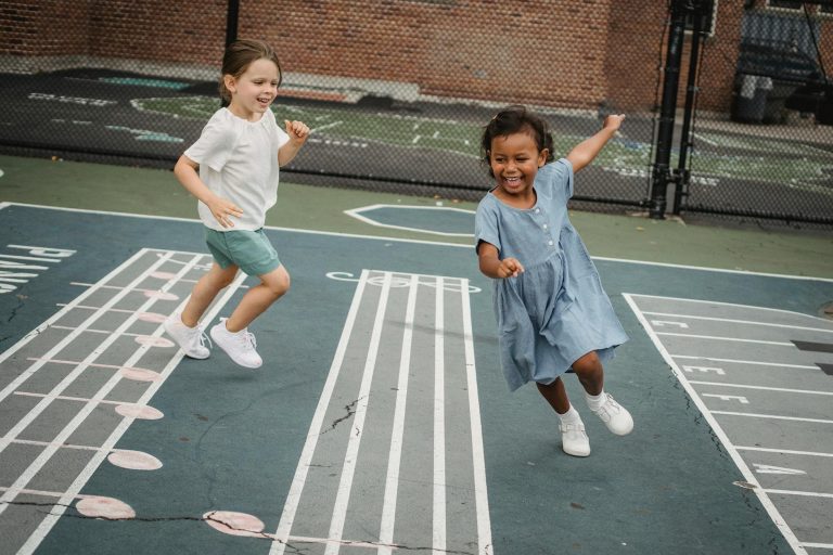 Jeux musicaux maternelle idées originales — enfants jouant à des jeux musicaux dehors