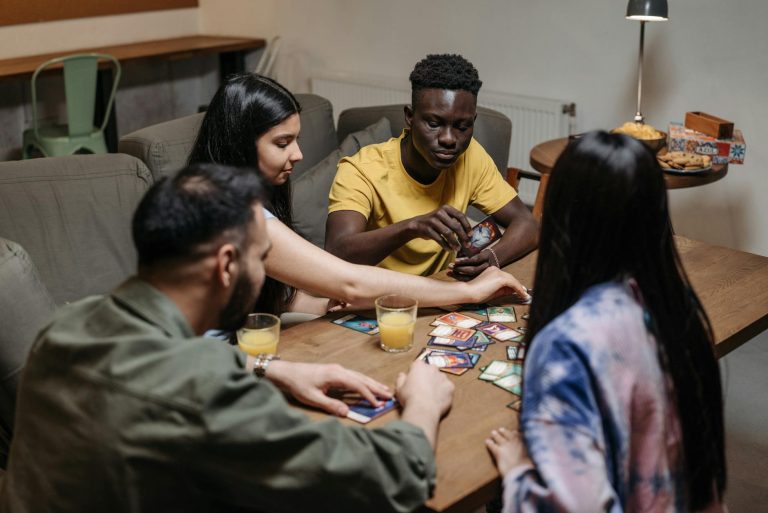Make it Meme tout savoir — groupe d'amis jouant à un jeu de mèmes