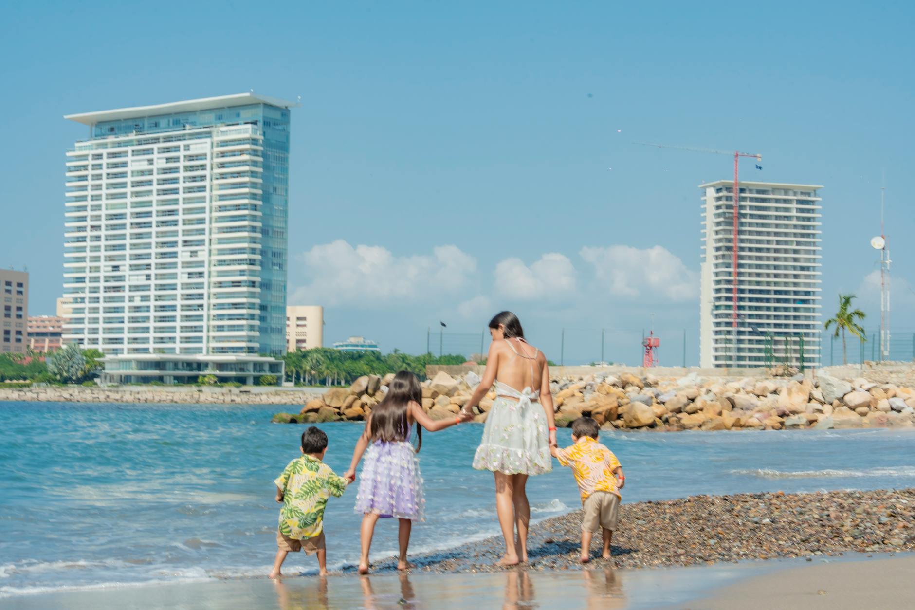 Meilleur pays pour s’expatrier en famille : partir de vos critères, pas d’un classement — famille voyageant à l'étranger avec enfants
