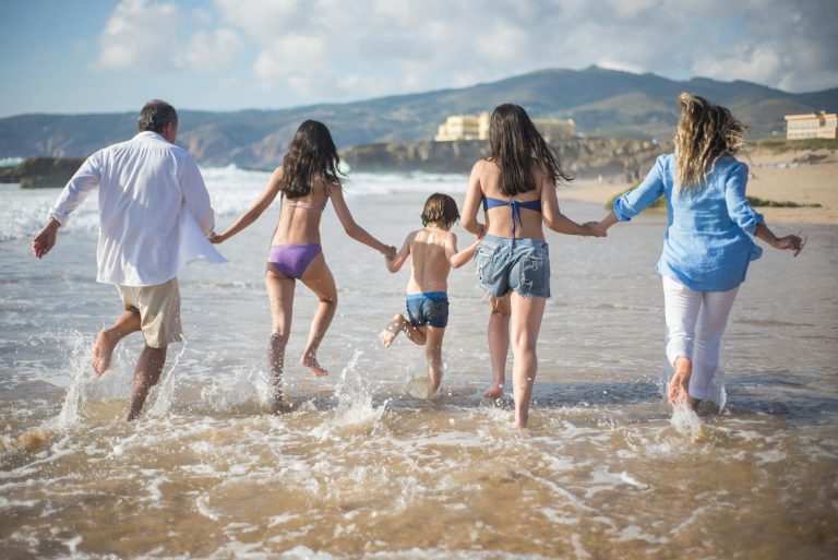 Meilleur pays pour s'expatrier en — famille voyageant à l'étranger avec enfants
