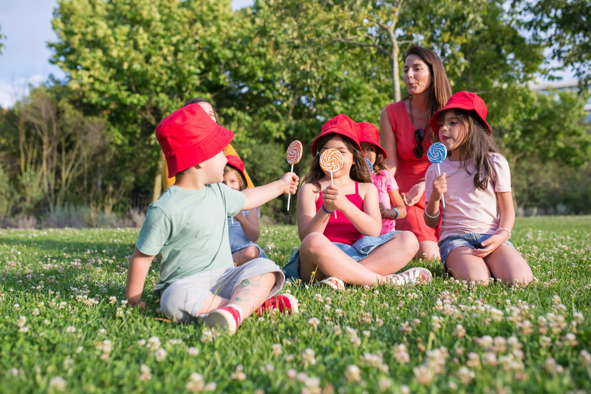 Nounou Top avis : ce que les familles et les pros en disent vraiment — enfants heureux jouant avec une nounou
