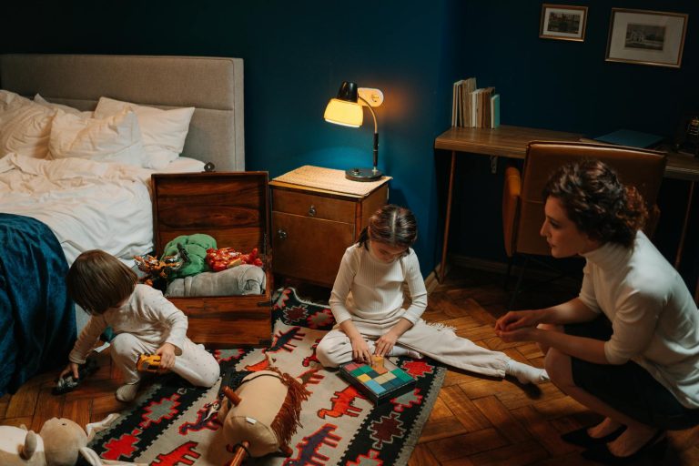 Nounou Top avis comment fonctionne — enfants heureux jouant avec une nounou