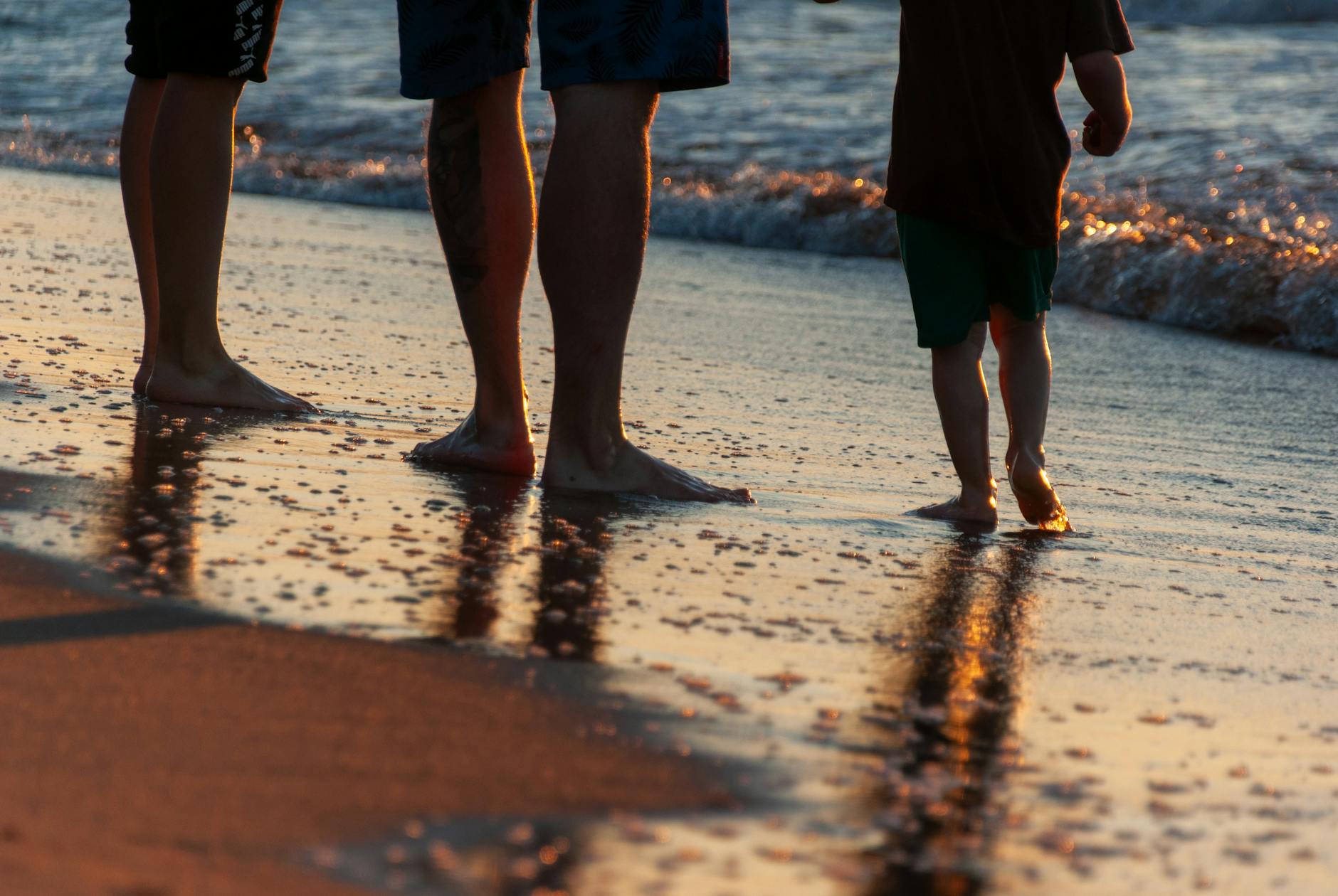 Expatriation en famille au soleil : poser les bons critères de choix dès le départ — famille profitant du coucher de soleil à la plage