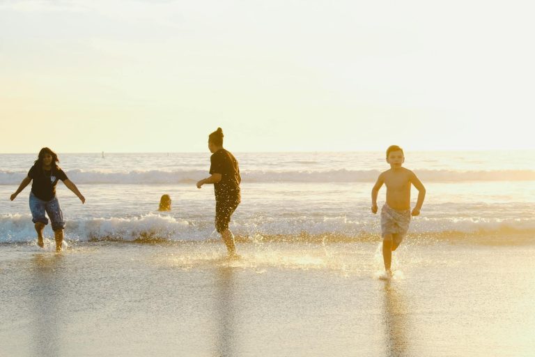 Où s'expatrier en famille au — famille profitant du coucher de soleil à la plage