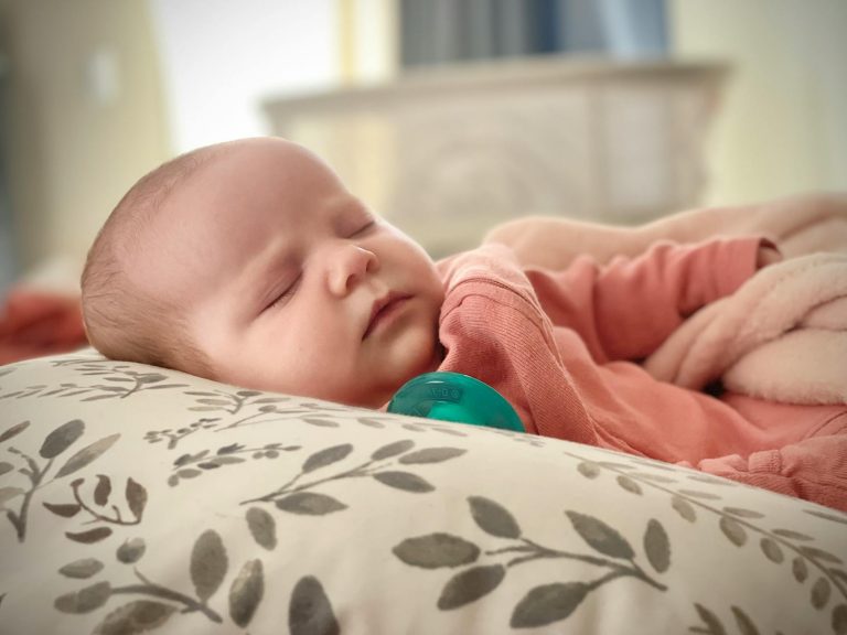 Par quoi remplacer la tétine — bébé dormant sans tétine