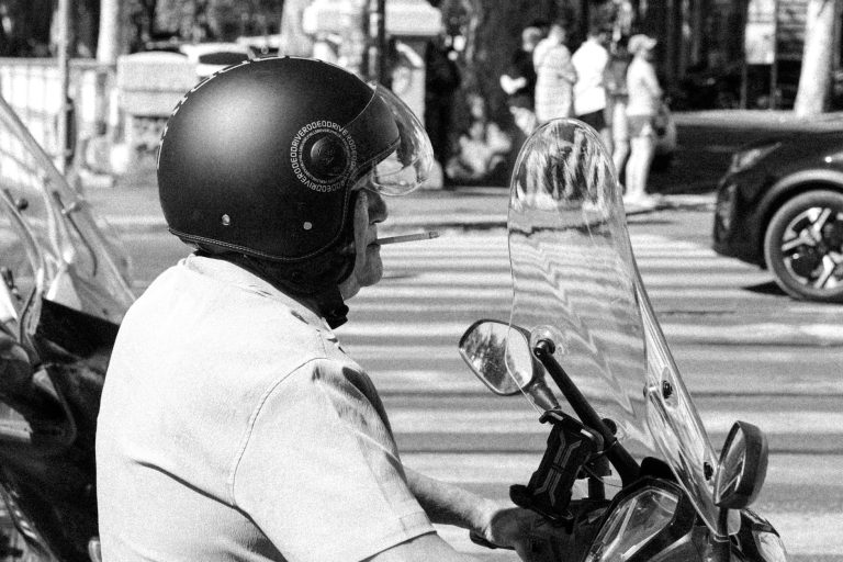 Philippe Maraninchi parcours, famille, métier — homme en casque de moto rue
