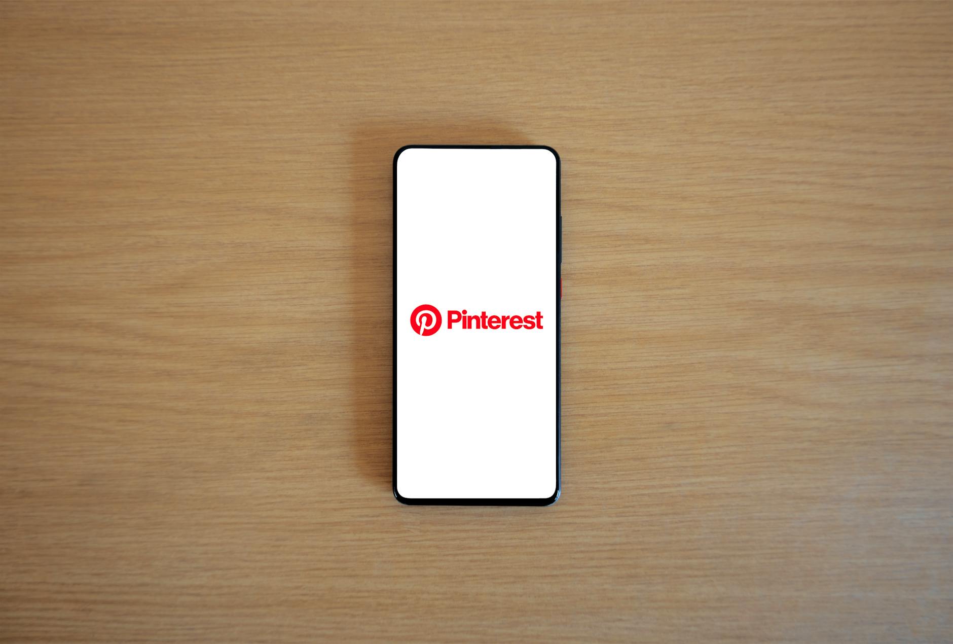Pinterest France : comprendre le fonctionnement sans se prendre la tête — logo Pinterest sur écran de smartphone