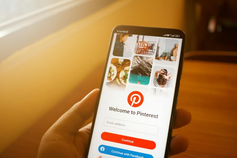 Pinterest France fonctionnement, contact, inscription — logo Pinterest sur écran de smartphone
