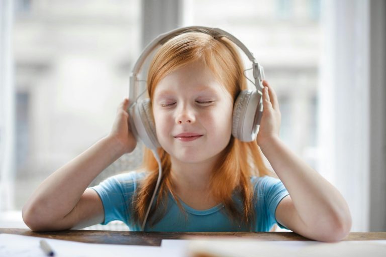 Podcast anglais enfant les meilleurs — enfants écoutant un podcast avec des écouteurs