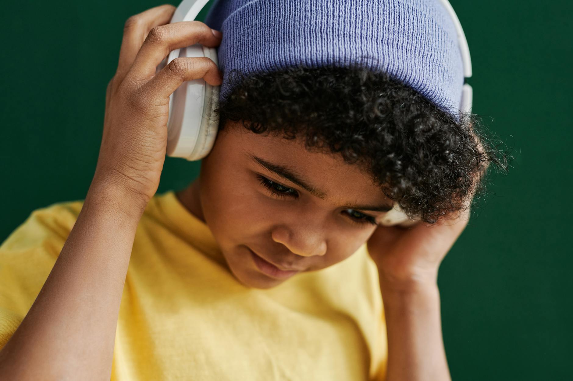 Podcast enfant 5 ans : bien choisir les histoires audio gratuites — enfants écoutant des histoires audio