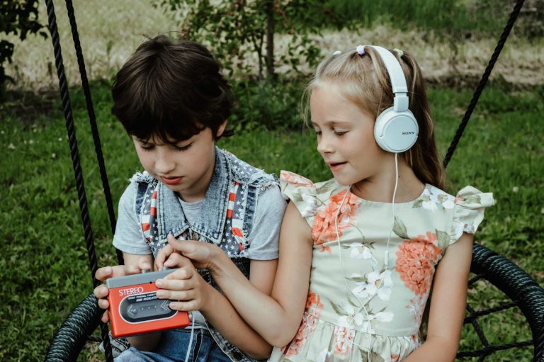 Podcast enfant 5 ans les — enfants écoutant des histoires audio