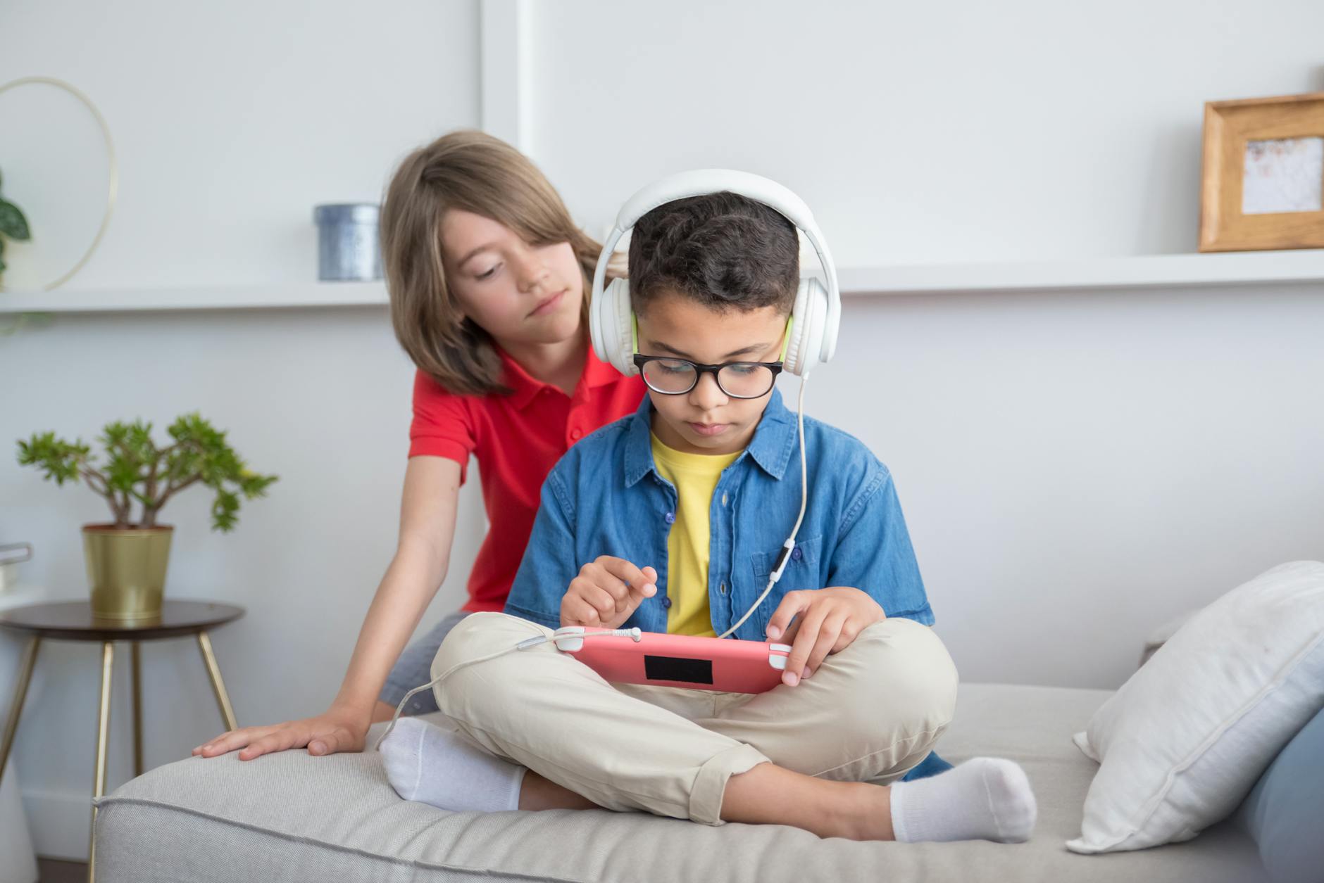 Podcast enfant 6 ans : comment choisir des histoires gratuites qui lui ressemblent vraiment — enfants écoutant des histoires podcast