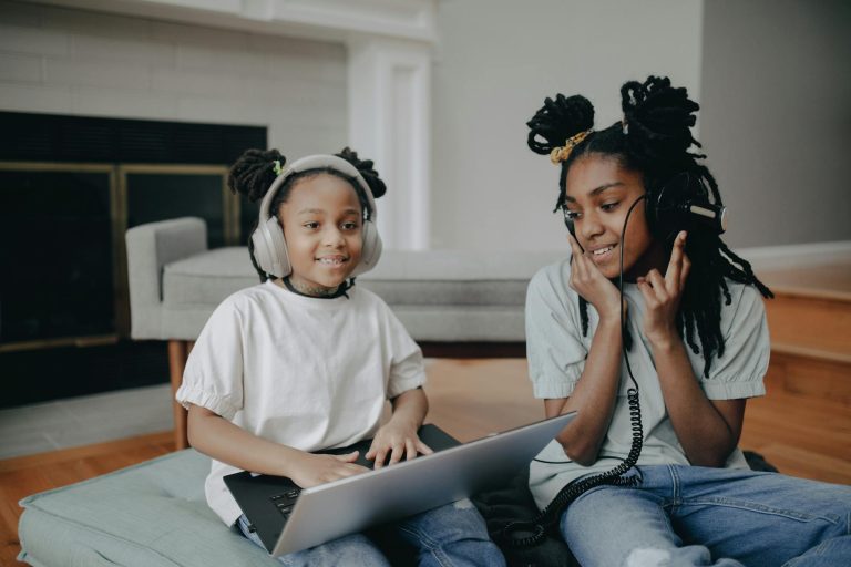 Podcast enfant 6 ans notre — enfants écoutant des histoires podcast