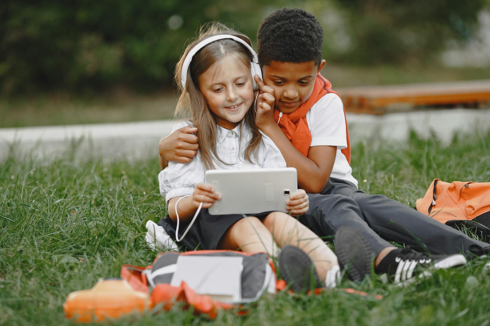 Podcast enfant 8 ans : comment le bon audio peut changer la fin de journée — enfants écoutant des histoires en podcast