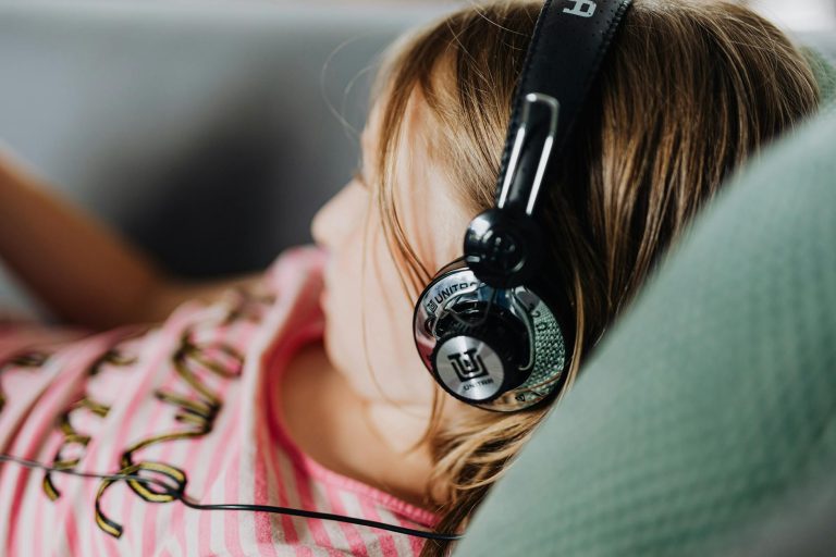 Podcast enfant 8 ans les — enfants écoutant des histoires en podcast